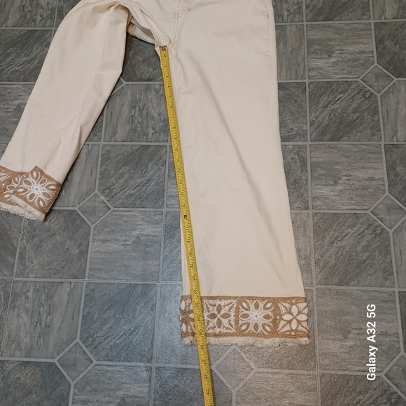 Charlies B Size 8 Cream Jeans with Embroidered Detail - Picture 9 of 14